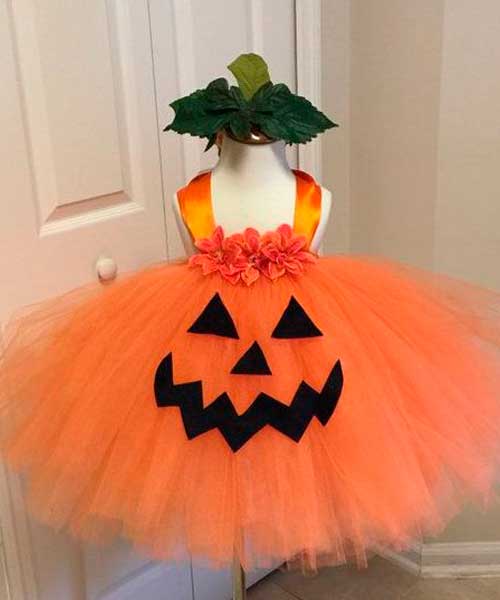 Disfraz de halloween con una falda de tul naranja y calabaza