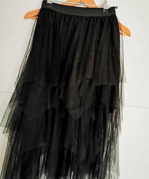 Falda de tul con volantes de color negro