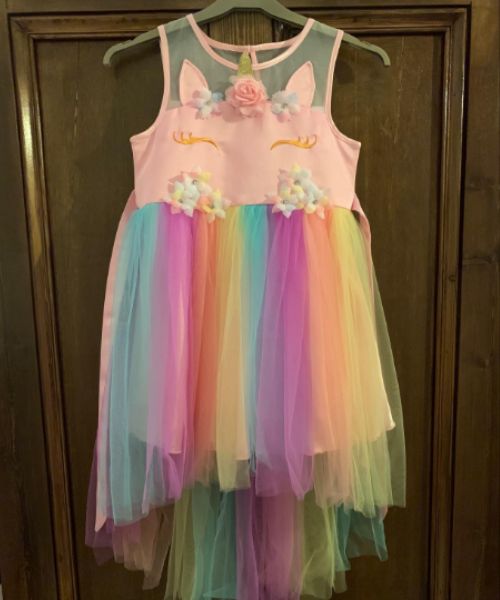 Vestido de niña con tul de colores y un unicornio bordado