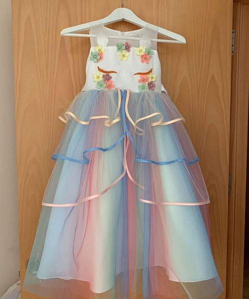 Vestido bonito para niña con unicornio y tules de colores