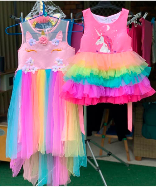 Dos vestidos con tul de colores y diseños de unicornio para niña