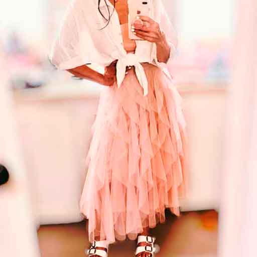 Falda rosa palo con volantes hechos de tul 