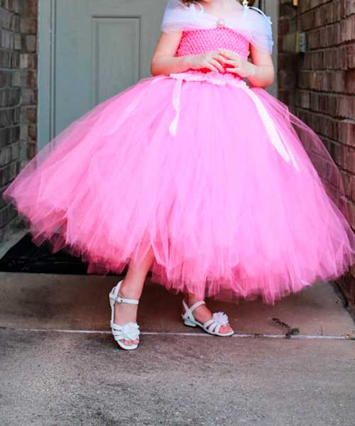 Disfraz de princesa con una falda de tul rosa 