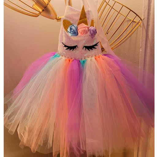 Vestido con tutú de colores y diseño de unicornio