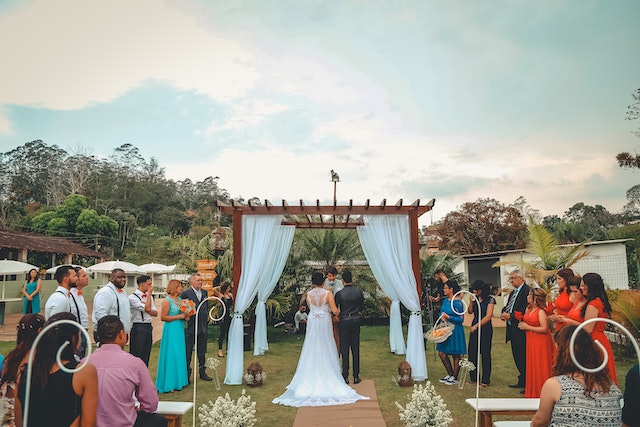 Arco de boda con telas y vigas de madera