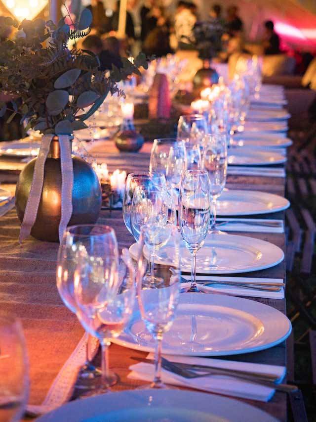 banquete de bodas con platos y copas