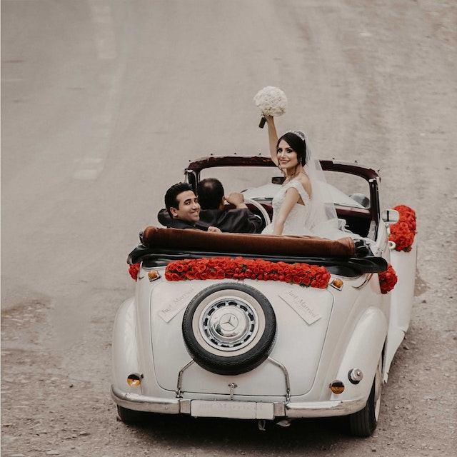 coche de boda decorado con rosas