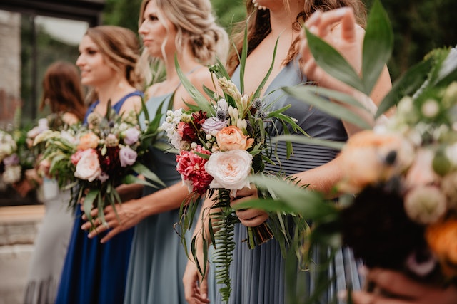 Damas de honor en una boda con ramos de flores