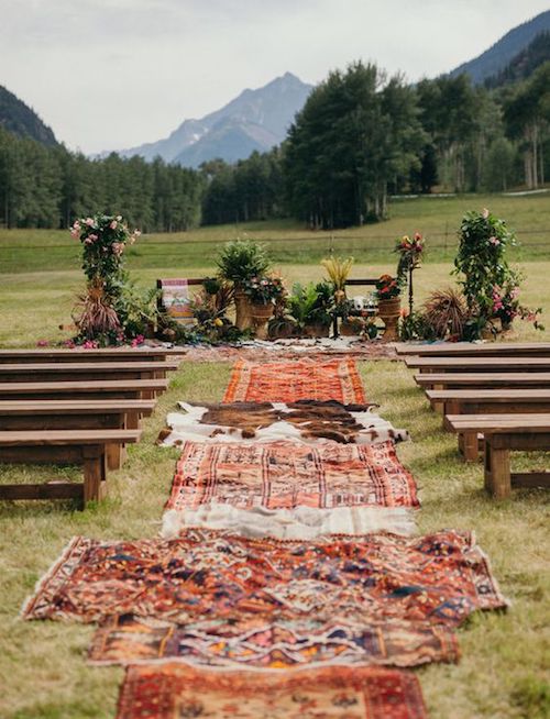 boda decorada con alfombras en la pasarela