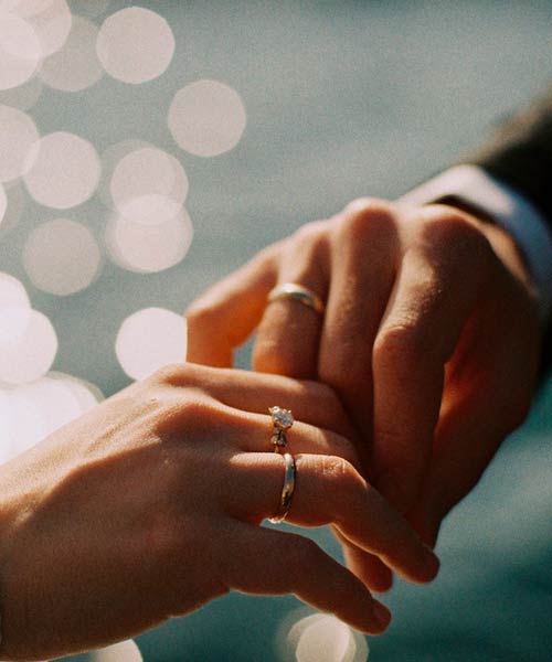 Marido y mujer con sus anillos de boda