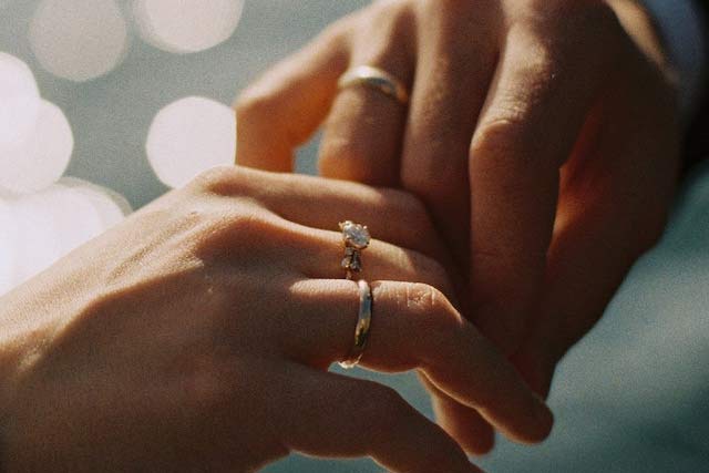 mano de marido y mujer con anillos de casado